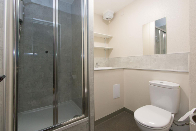 Bathroom 5, Destiny Student Meadow Court - Campus Accommodation, Edinburgh