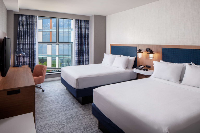 Bedroom 3, Hampton by Hilton at the Boston Seaport District, Boston