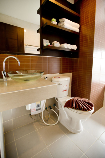 Bathroom 5, Sinsuvarn Airport Suite Hotel, Lat Krabang