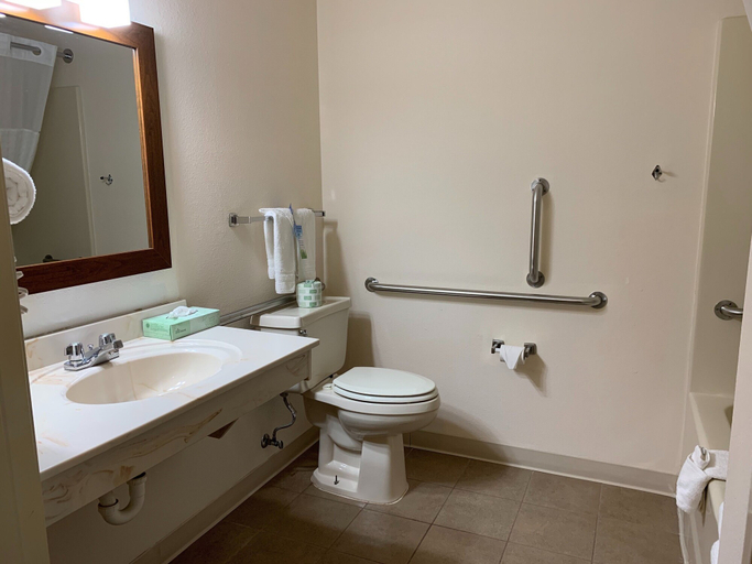 Bathroom 5, Days Inn by Wyndham Hinckley, Pine