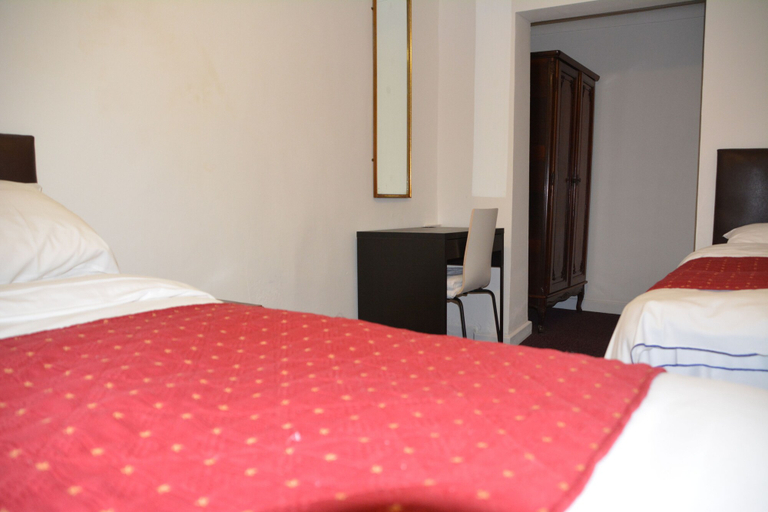 Bedroom 3, Bow Guest House, Reading
