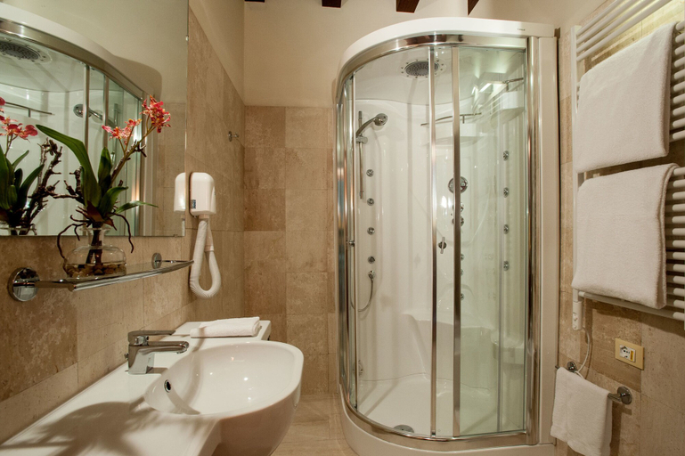 Bathroom 4, Hotel Flora, Cagliari