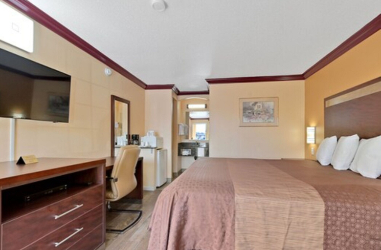 Bedroom 3, America's Deluxe Inn, Yuba