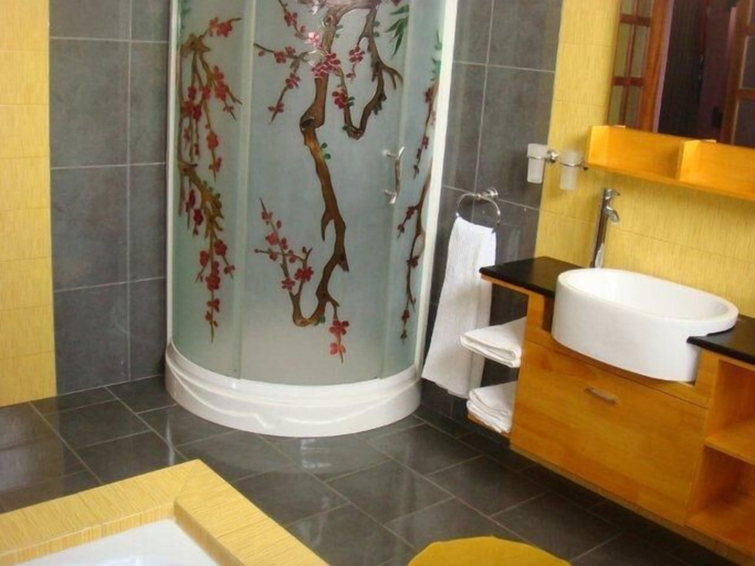 Bathroom 3, Royal Ho