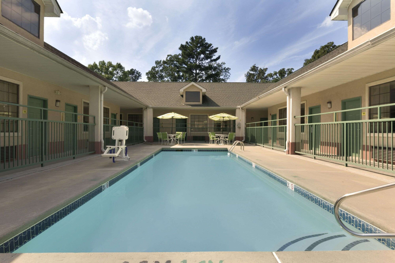 Sport & Beauty 5, Super 8 by Wyndham Chatsworth/Dalton, Murray