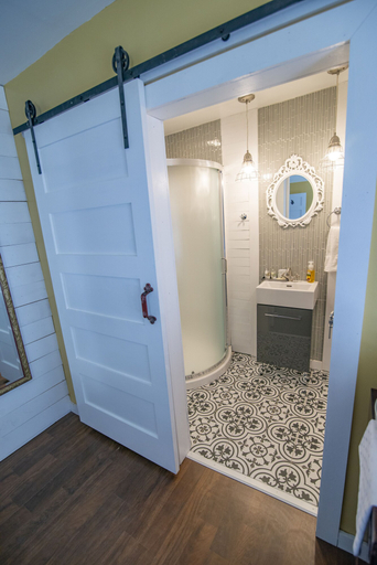 Bathroom 3, The Historic Hygge Hotel, Burke