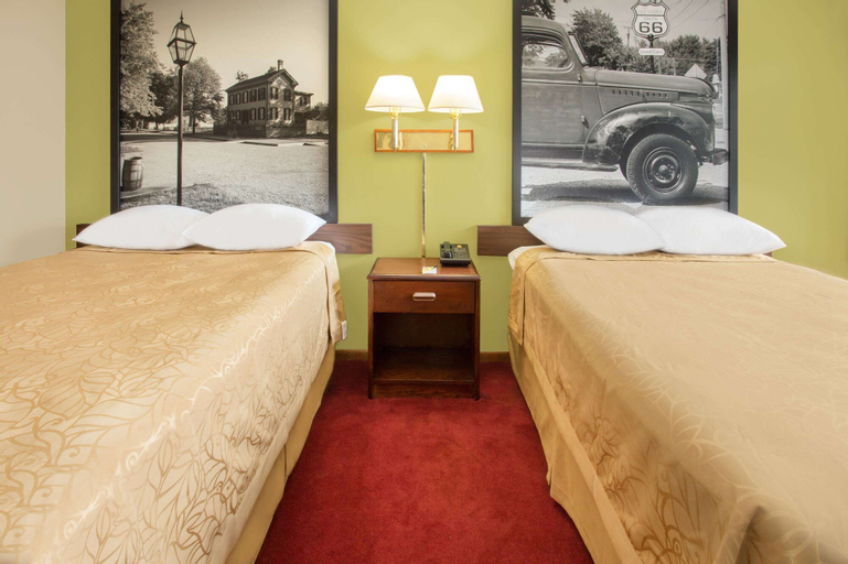 Bedroom 3, Super 8 by Wyndham Normal Bloomington, McLean