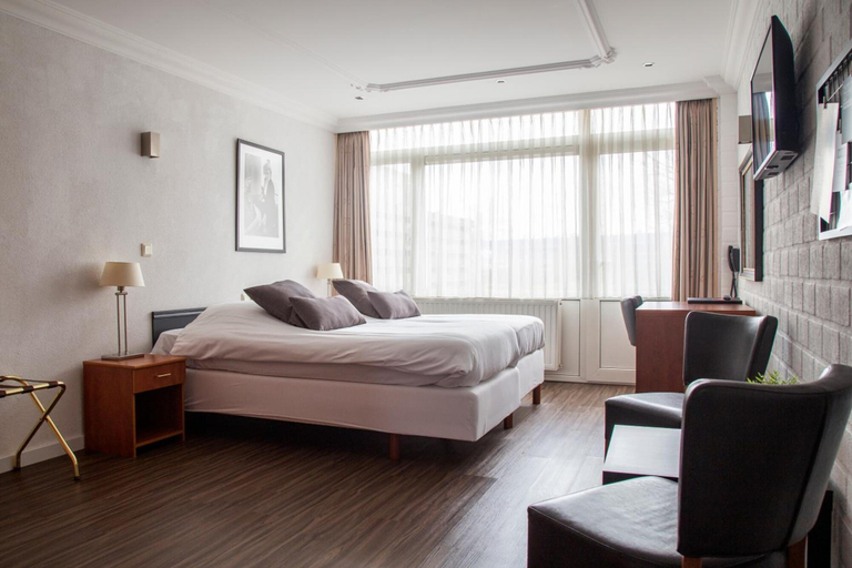 Bedroom 3, Amicitia Hotel, Sneek