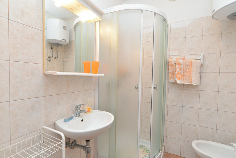 Bathroom 3, Apartment 522, Pula