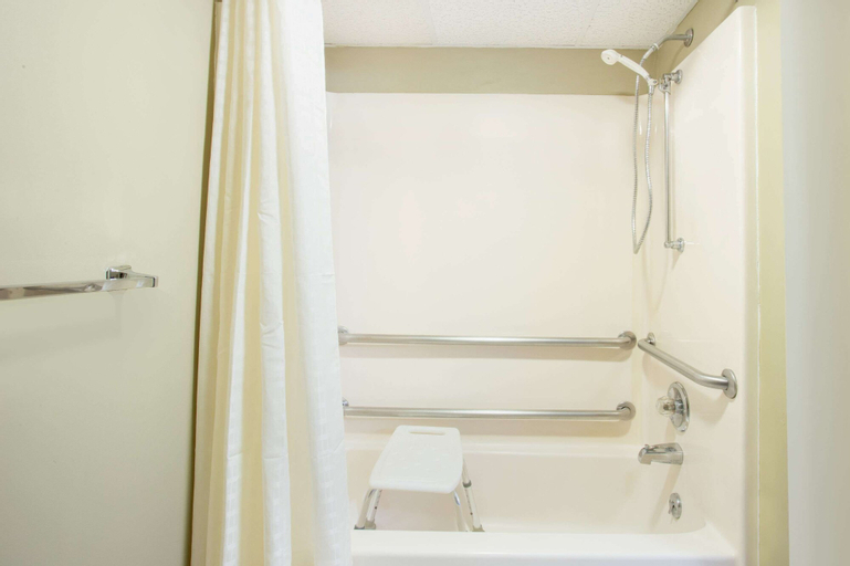 Bedroom 4, Super 8 by Wyndham Normal Bloomington, McLean