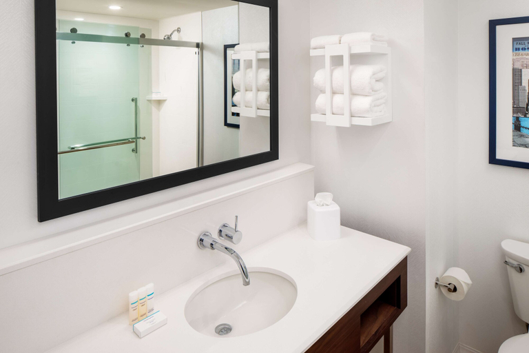 Bathroom 4, Hampton by Hilton at the Boston Seaport District, Boston
