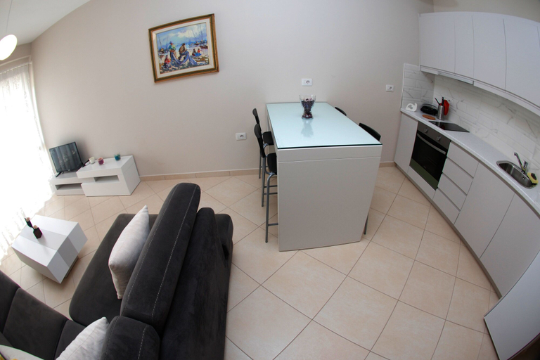 Others 5, Blue Residence, Sarandës