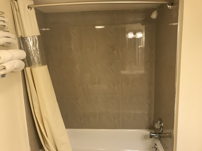 Bathroom 5, Rodeway Inn (Dillsburg), York