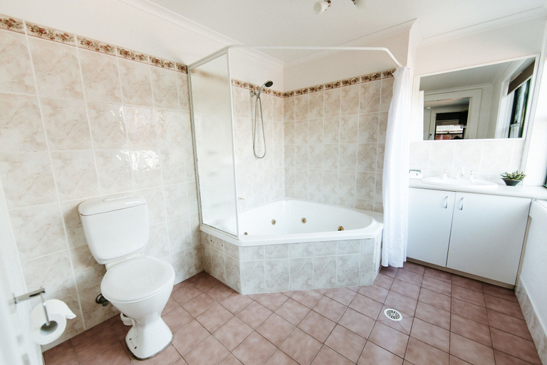 Bathroom 4, The Berry Inn, Shoalhaven - Pt B