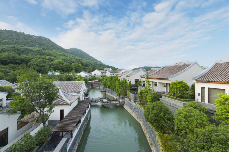 Exterior & Views 24