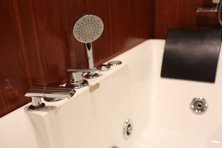 Bathroom 2, Renea Cruises Halong, Hạ Long