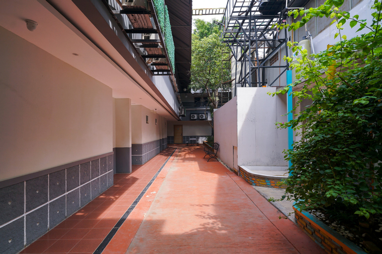 Exterior & Views 8