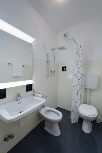 Bathroom 4, Hotel Helvetia, Gorizia
