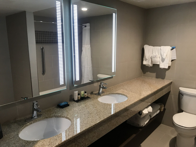 Bathroom 4, Wyndham Lancaster Resort & Convention Center, Lancaster