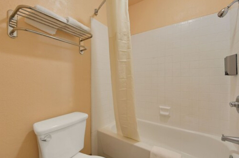Bathroom 4, America's Deluxe Inn, Yuba