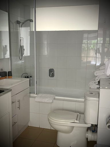 Bathroom 3, Captain's Retreat Apartments and Cottages, Melbourne
