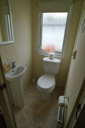 Bathroom 4, Cozy Hunstanton Caravan Sleeps 8 Pets go Free, Cambridgeshire