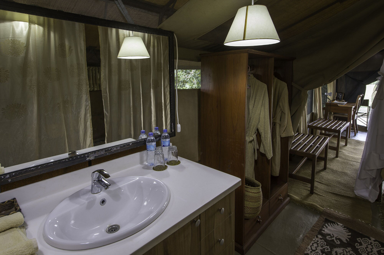 Bathroom 5, Serengeti River Camp, Serengeti