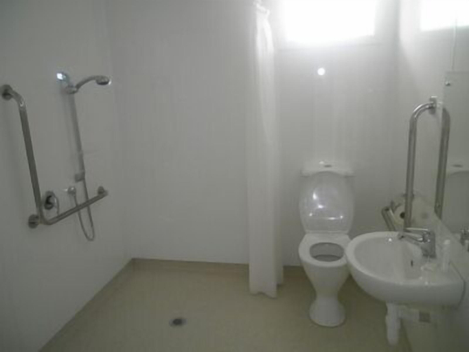 Bathroom 3, Fat Owl Motel, Bar & Eatery, Waitomo