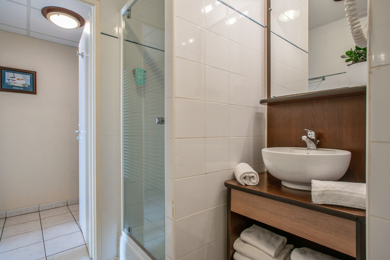 Bathroom 4, Appart'City Classic Nîmes Centre, Gard