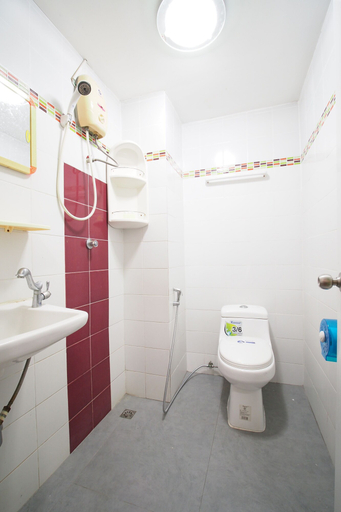 Bathroom 4, Stefans Guesthouse, Pattaya