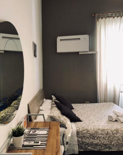 Bedroom 2, Domus Santa Caterina, Roma