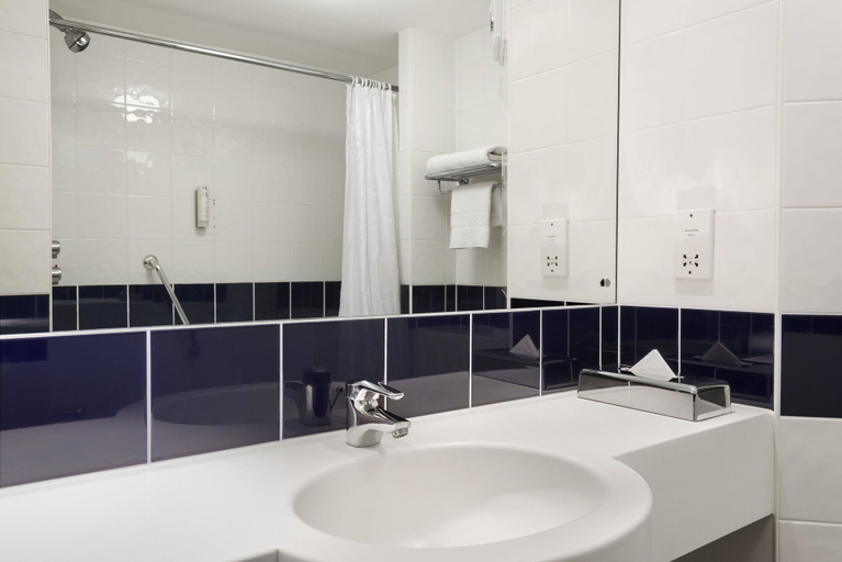 Bathroom 4, Days Inn by Wyndham Telford Ironbridge M54, Telford and Wrekin