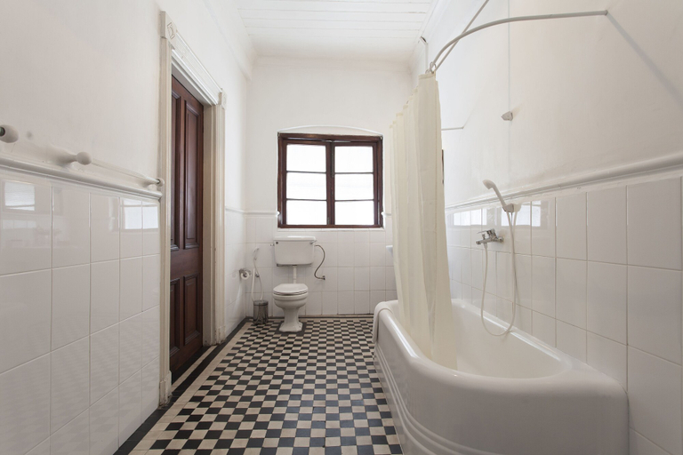 Bathroom 4, Queen's Hotel, K.F.G. & G. Korale