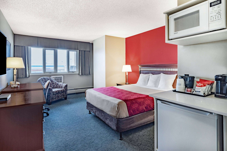 Bedroom 3, Travelodge by Wyndham Fort St John, Peace River
