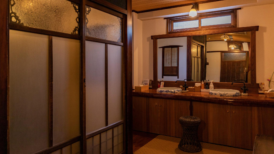 Bathroom 4, Hatago Kayausagi, Hita