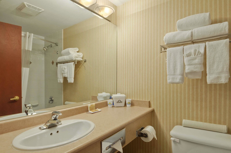 Bathroom 4, Days Inn by Wyndham Vancouver Airport, Greater Vancouver