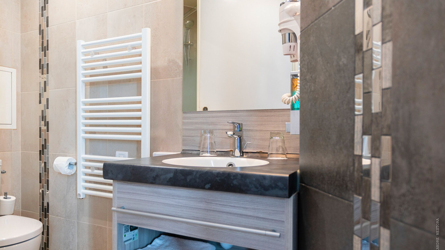 Bathroom 5, Hôtel Versailles Chantiers, Yvelines