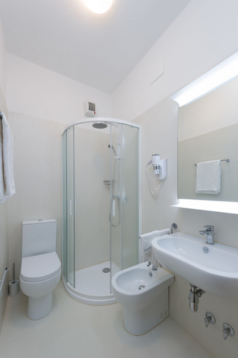 Bathroom 4, Hotel Helvetia, Gorizia