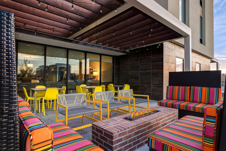 Food & Drinks 5, Home2 Suites by Hilton Dekalb, De Kalb