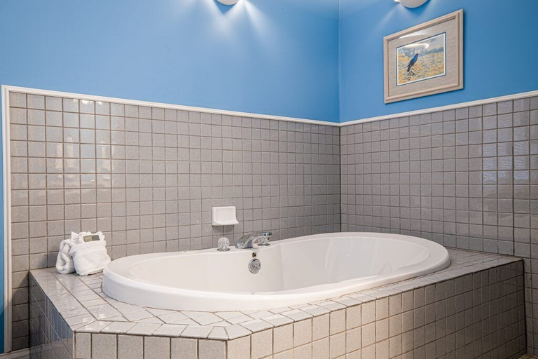Bathroom 4, Whitestone Inn, Roane