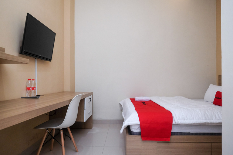 Bedroom 2, RedDoorz Plus near UMS Solo 2, Solo