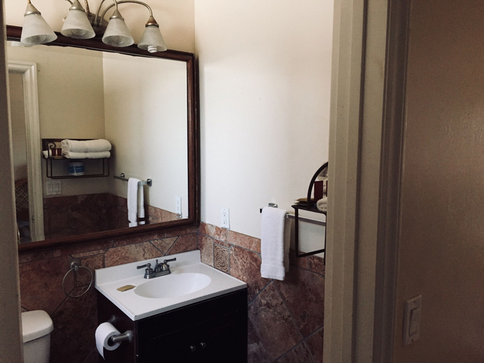 Bathroom 4, The Shores Inn and Beach Houses, Ventura