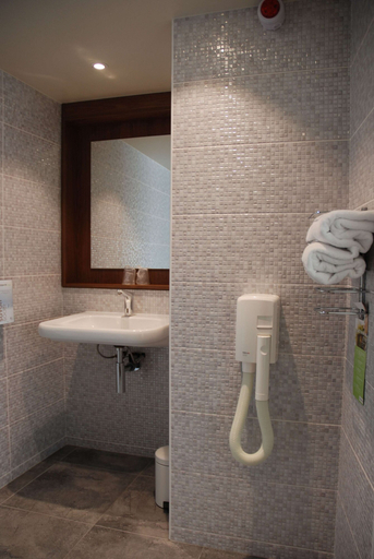 Bathroom 4, Campanile Creil - Villers Saint Paul, Oise