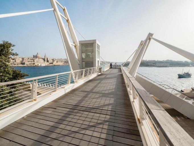 Others 4, Stylish Seaview Apartment In a Prime Location