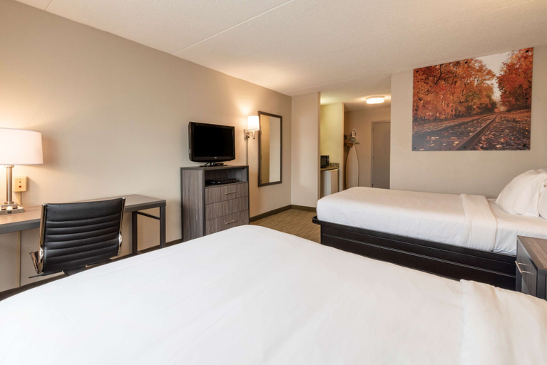 Bedroom 2, SureStay Plus Hotel by Best Western McGuire AFB Jackson, Burlington