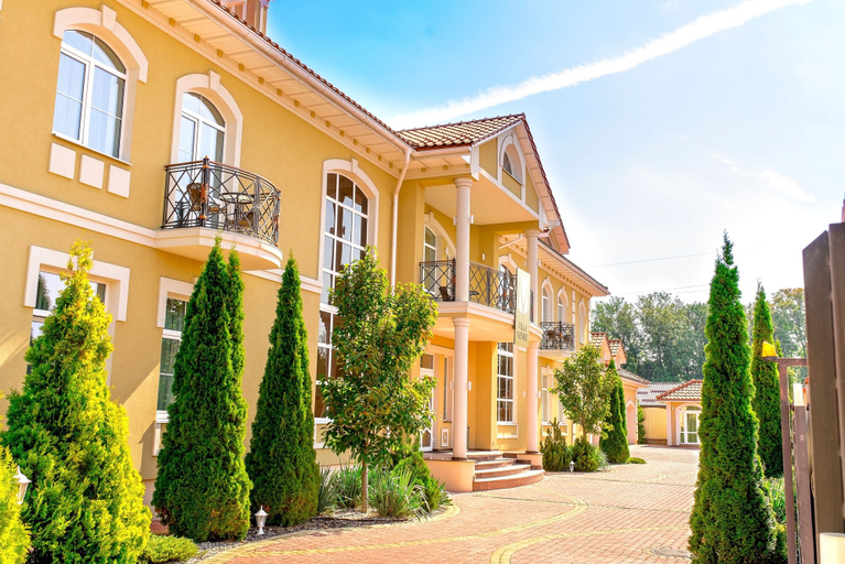 Exterior & Views