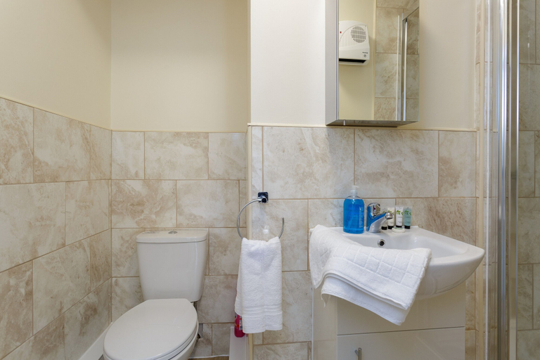 Bathroom 2, St Mary's Modern Central Huge Studio Apartments, Southampton