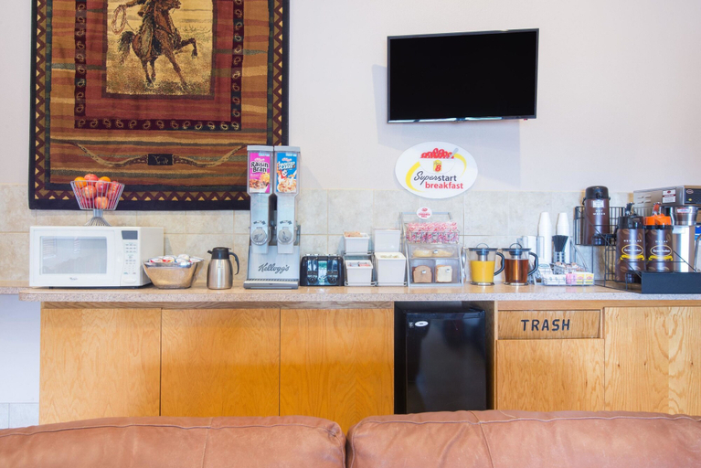 Food & Drinks 5, Super 8 by Wyndham Abilene KS, Dickinson