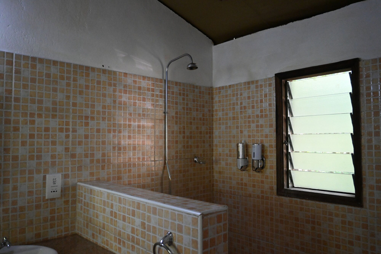 Bathroom 4, Drunken Elephant Mara, Narok West
