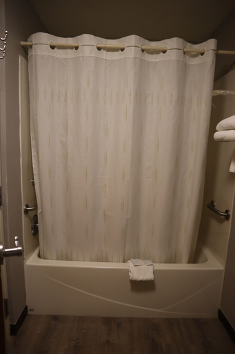 Bathroom 3, Express Inn & Suites, Lane